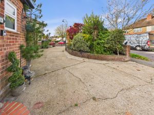 IN & OUT DRIVEWAY- click for photo gallery